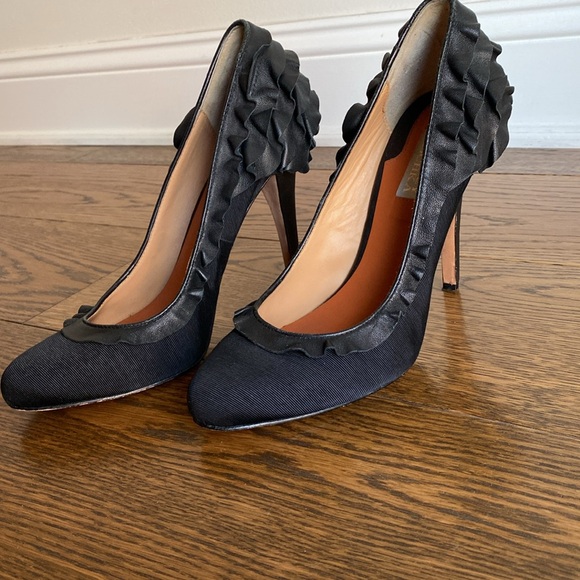 Badgley Mischka Tai Ruffle Pumps - Picture 2 of 8
